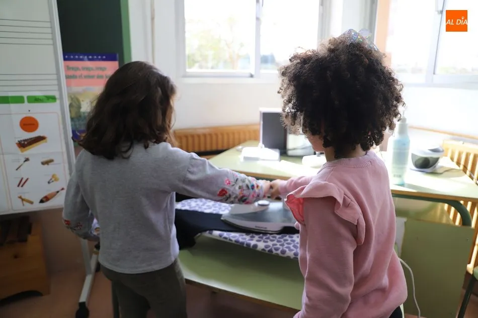 Foto 10 - El CEIP Carmen Mart&iacute;n Gaite apuesta por la igualdad con talleres de tareas dom&eacute;sticas