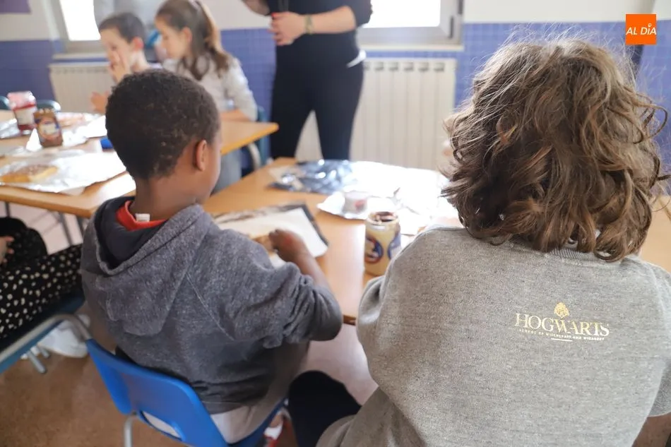 Foto 5 - El CEIP Carmen Mart&iacute;n Gaite apuesta por la igualdad con talleres de tareas dom&eacute;sticas
