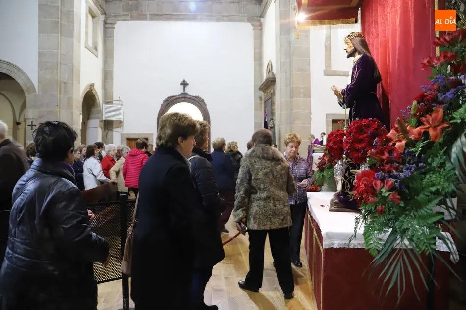 Foto 3 - El besapi&eacute;s de Jes&uacute;s Rescatado se sustituye por una reverencia para evitar contagios de...
