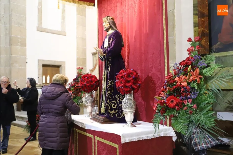 Foto 2 - El besapi&eacute;s de Jes&uacute;s Rescatado se sustituye por una reverencia para evitar contagios de...