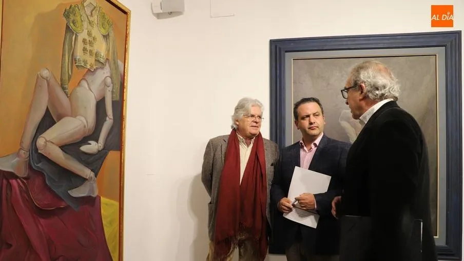 El artista y marido de Teresa Sarto, Eusebio Sánchez Blanco (primero por la izquierda), acompañado por autoridades en la inauguración de la muestra. Foto de Lydia González