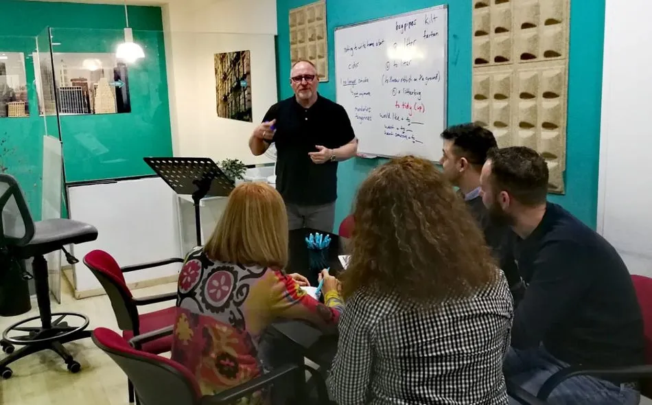 Este centro está especializado en la enseñanza del inglés que ofrece formación tanto para adultos como para niños