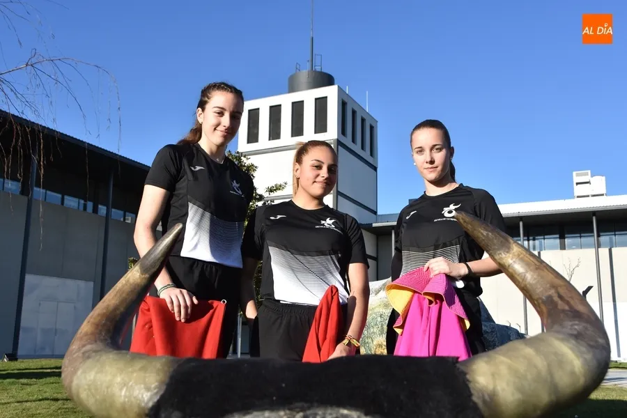 Raquel, Carmen y Claudia en el Recinto Ferial | Fotos: Paula Zorita