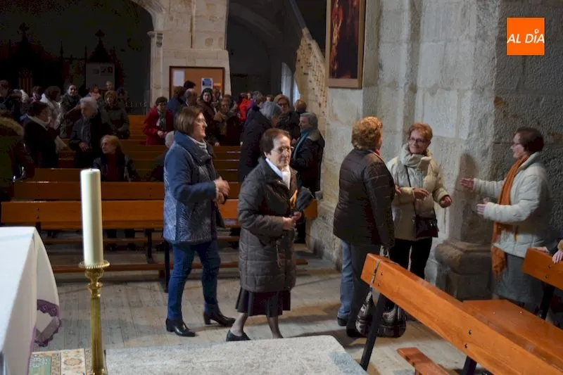Foto 6 - Celebrado con precauciones por el coronavirus el tradicional besapi&eacute;s al Cristo de la Salud