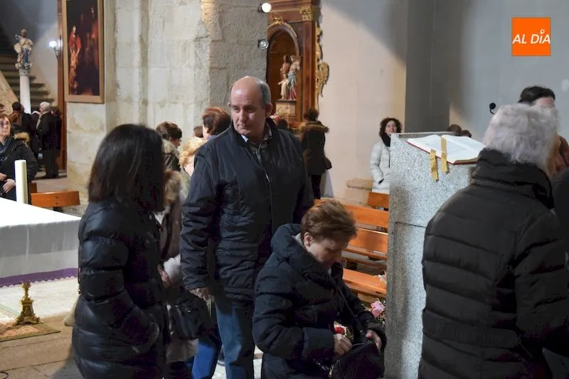 Foto 5 - Celebrado con precauciones por el coronavirus el tradicional besapi&eacute;s al Cristo de la Salud