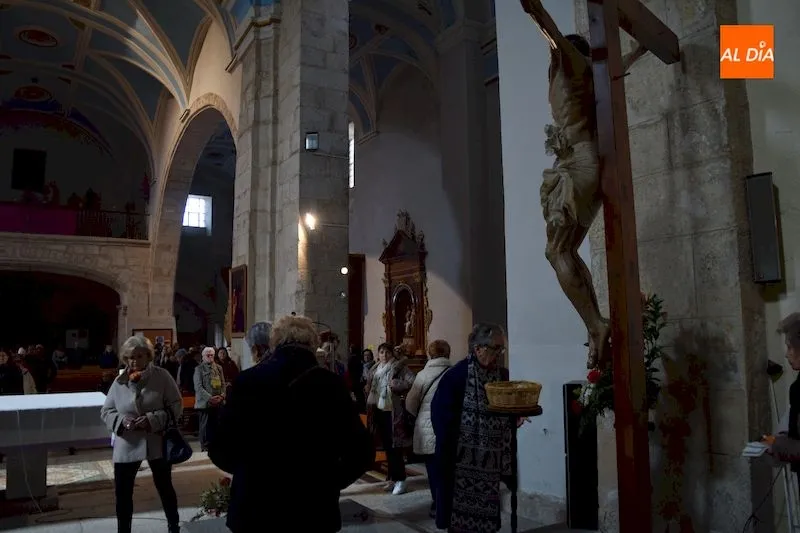 Foto 3 - Celebrado con precauciones por el coronavirus el tradicional besapi&eacute;s al Cristo de la Salud