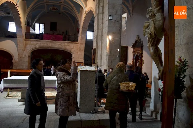 Foto 2 - Celebrado con precauciones por el coronavirus el tradicional besapi&eacute;s al Cristo de la Salud