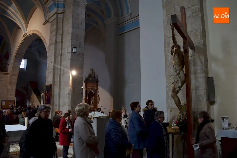 El tradicional besapiés al Cristo de la Salud se celebró esta mañana en la Iglesia de San Pedro / Pedro Zaballos