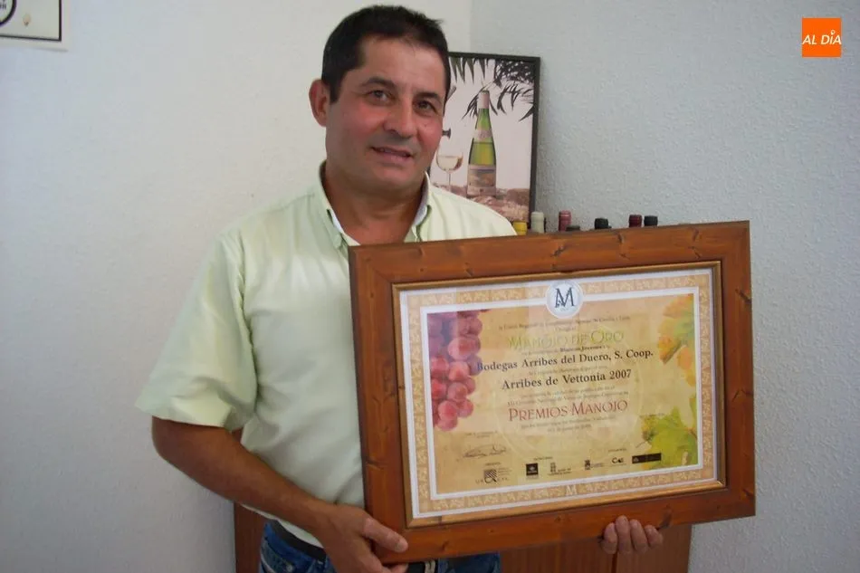 Emilio Gallego con uno de los primeros premios logrados por la cooperativa de Aldeadávila durante su mandato / CORRAL