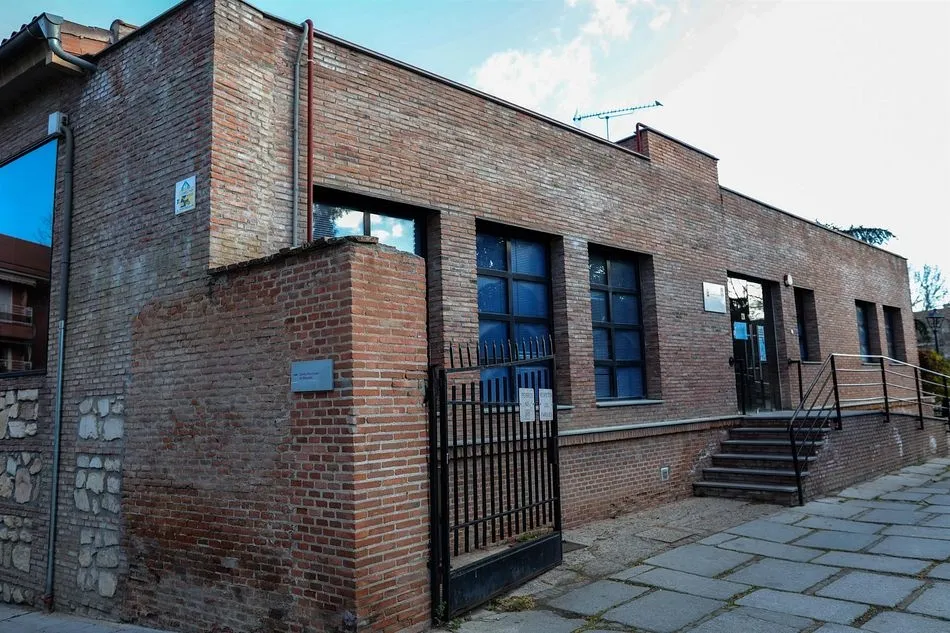 Entrada del centro de mayores de Valdemoro al que acudía un hombre que ha fallecido con coronavirus y al menos 16 usuarios han dado positivo, en Madrid (España), a 6 de marzo de 2020. - Jesús Hellín - Europa Press