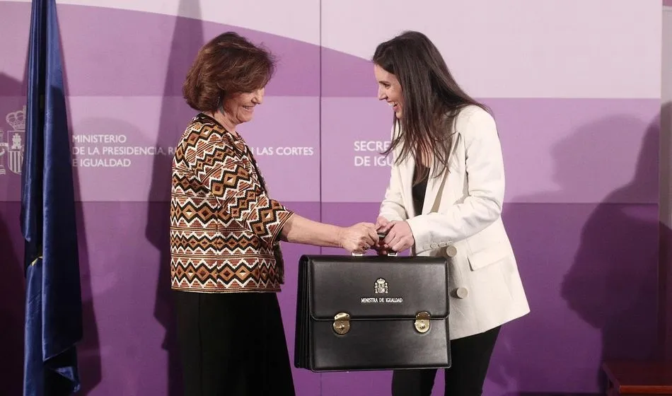 La vicepresidenta primera, Carmen Calvo, entrega la cartera de Igualdad a la nueva ministra, Irene Montero, en la toma de posesión de los ministros - Eduardo Parra - Europa Press - Archivo