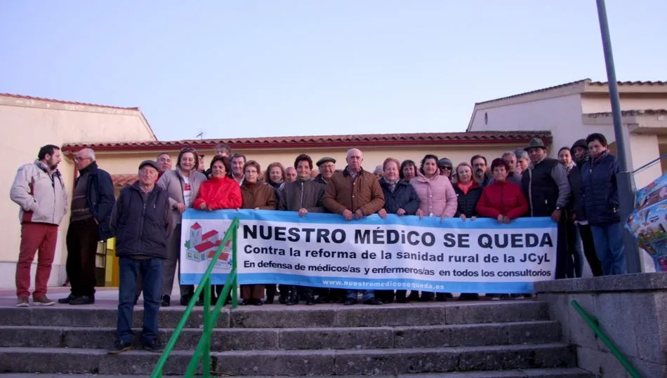 Grupo de vecinos asistentes a la charla sobre sanidad rural en Villarino / CORRAL