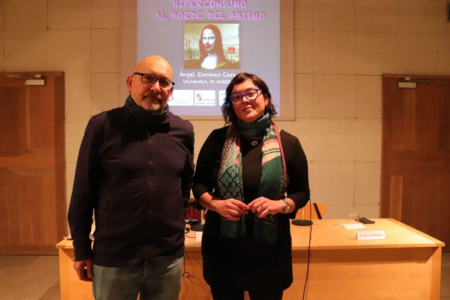 Ángel Encinas habla de la sociedad de consumo en la Casa de las Conchas