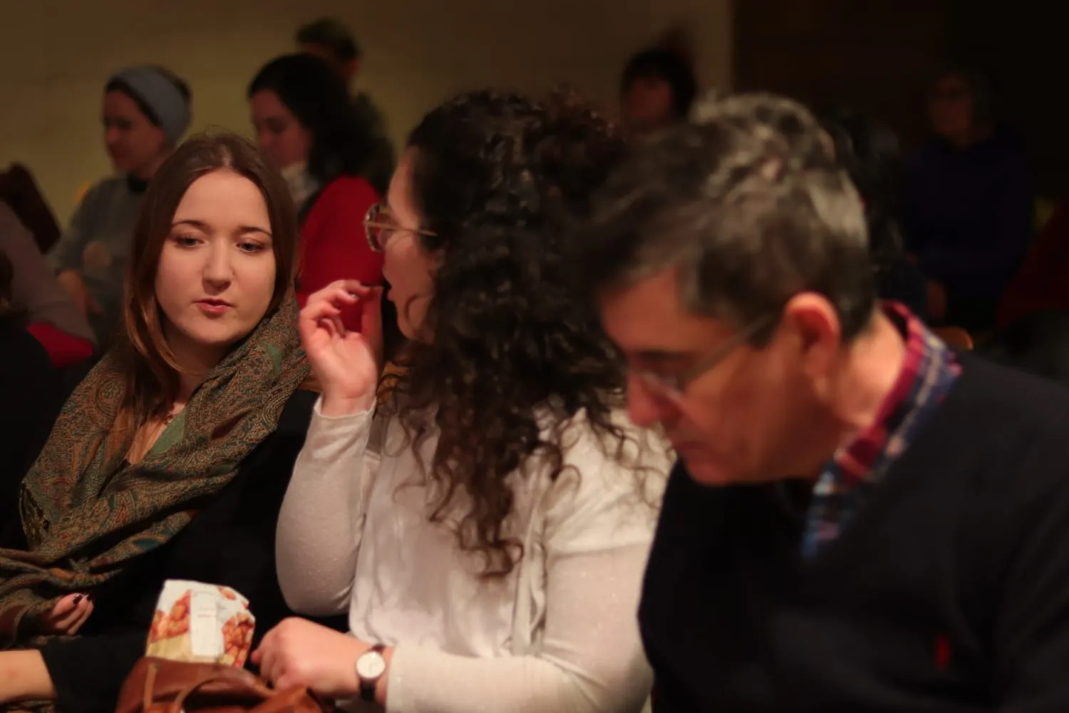 Foto 8 - &Aacute;ngel Encinas habla de la sociedad de consumo en la Casa de las Conchas