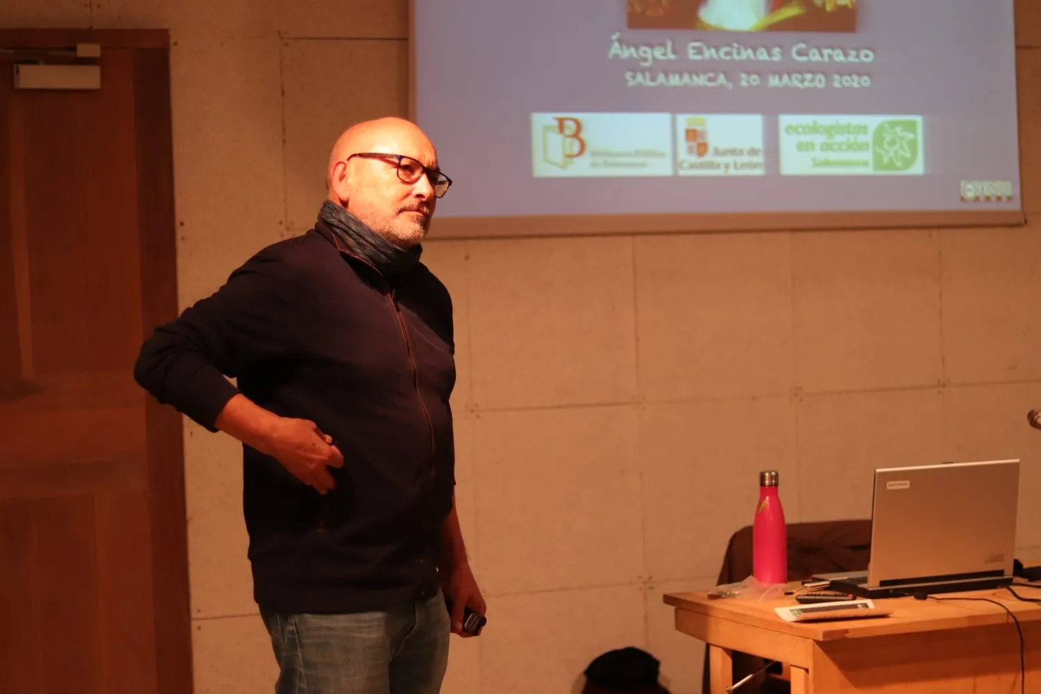 Foto 7 - &Aacute;ngel Encinas habla de la sociedad de consumo en la Casa de las Conchas