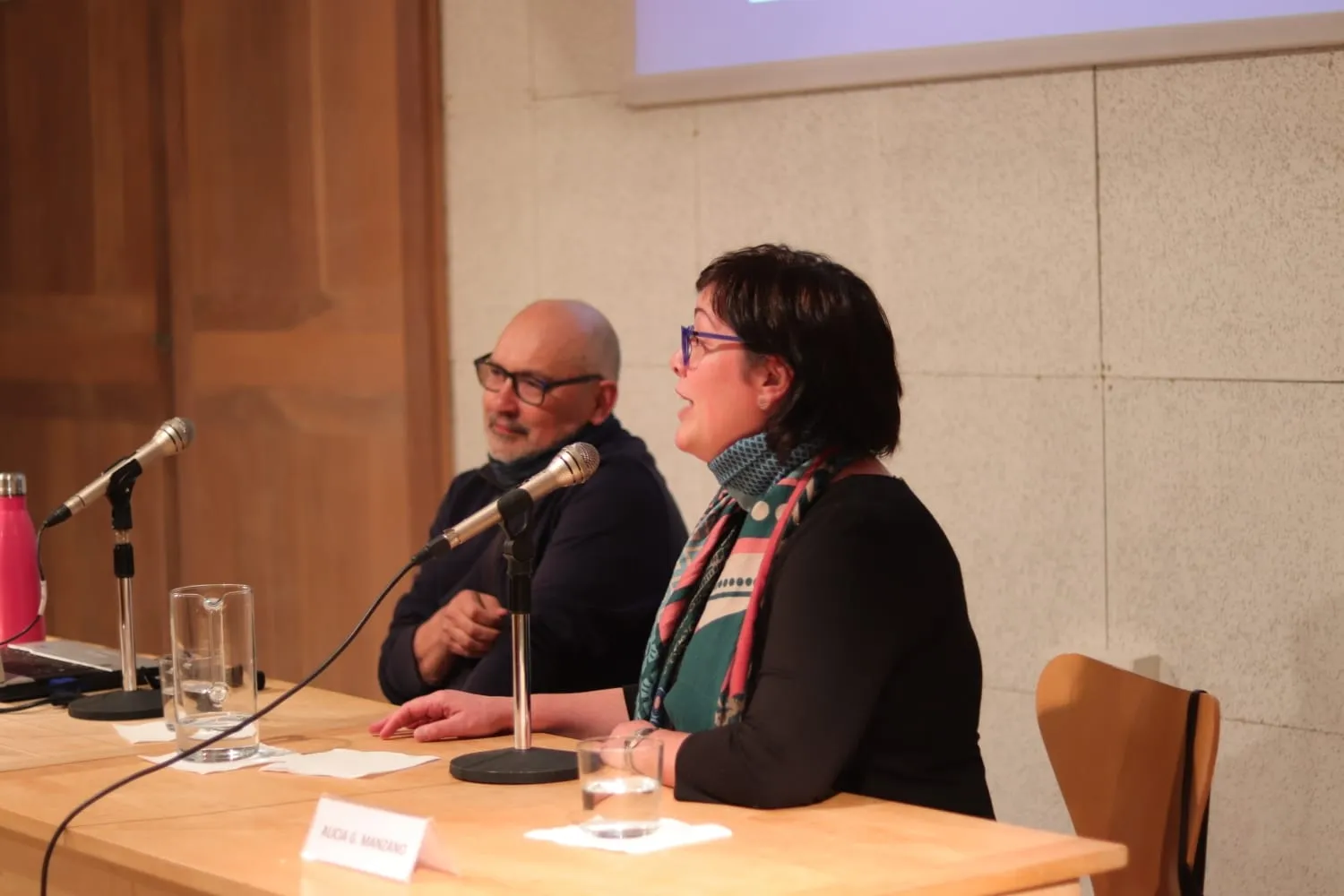 Foto 3 - &Aacute;ngel Encinas habla de la sociedad de consumo en la Casa de las Conchas