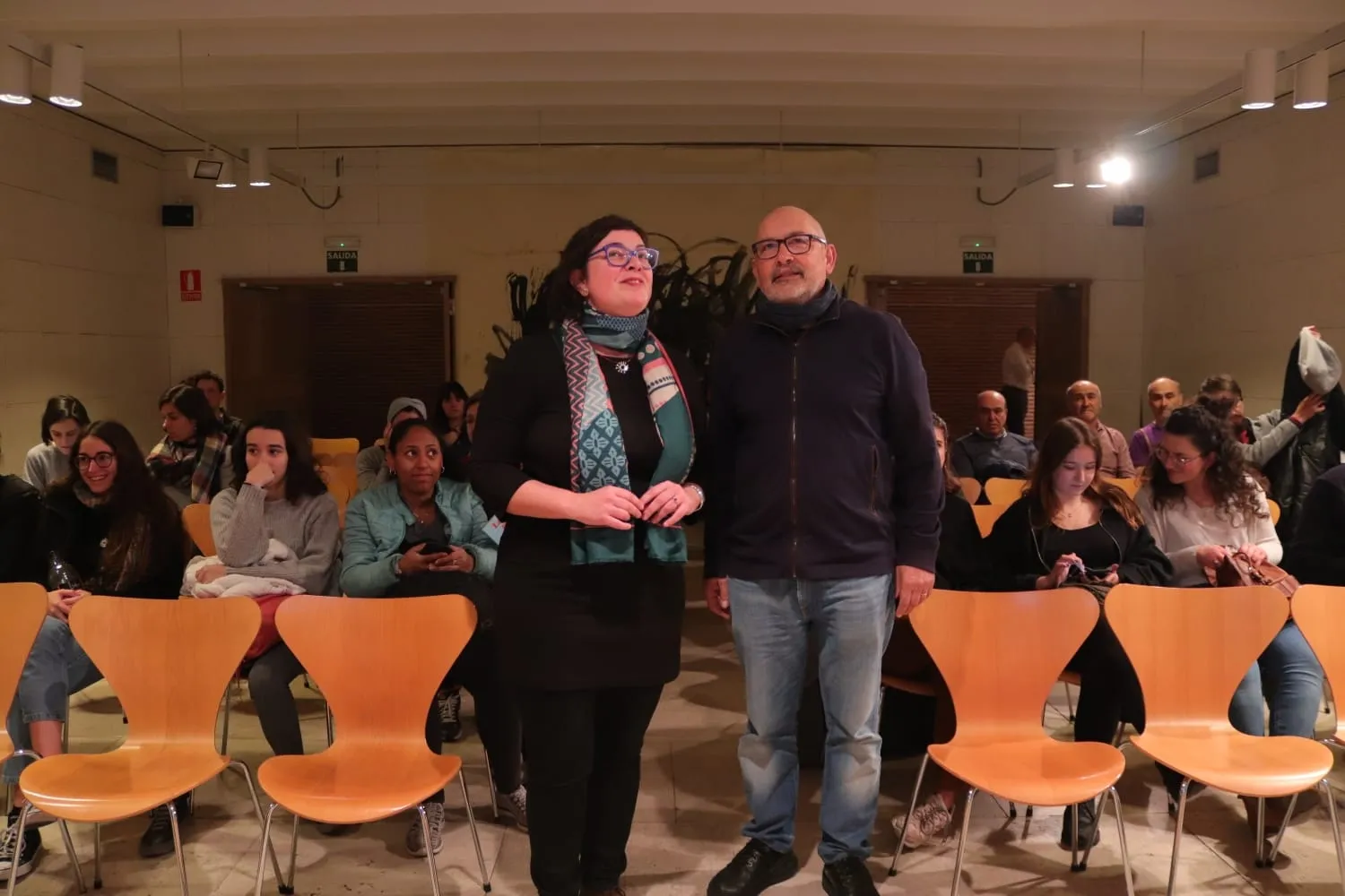 Foto 2 - &Aacute;ngel Encinas habla de la sociedad de consumo en la Casa de las Conchas