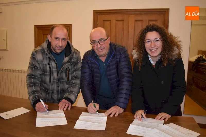 Firma del convenio por parte de los representantes de la Junta de Cofradías y la Agrupación Musical María Santísima de la Estrella / Pedro Zaballos