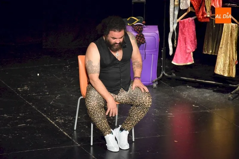 Foto 3 - El humor de &lsquo;El Sevilla&rsquo; consigue llenar el teatro de Alba de Tormes