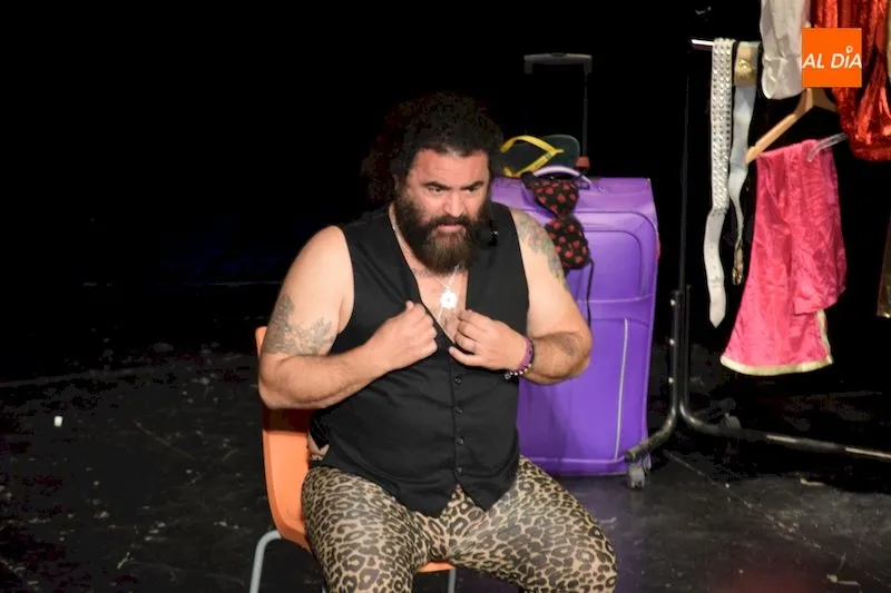 Foto 2 - El humor de &lsquo;El Sevilla&rsquo; consigue llenar el teatro de Alba de Tormes