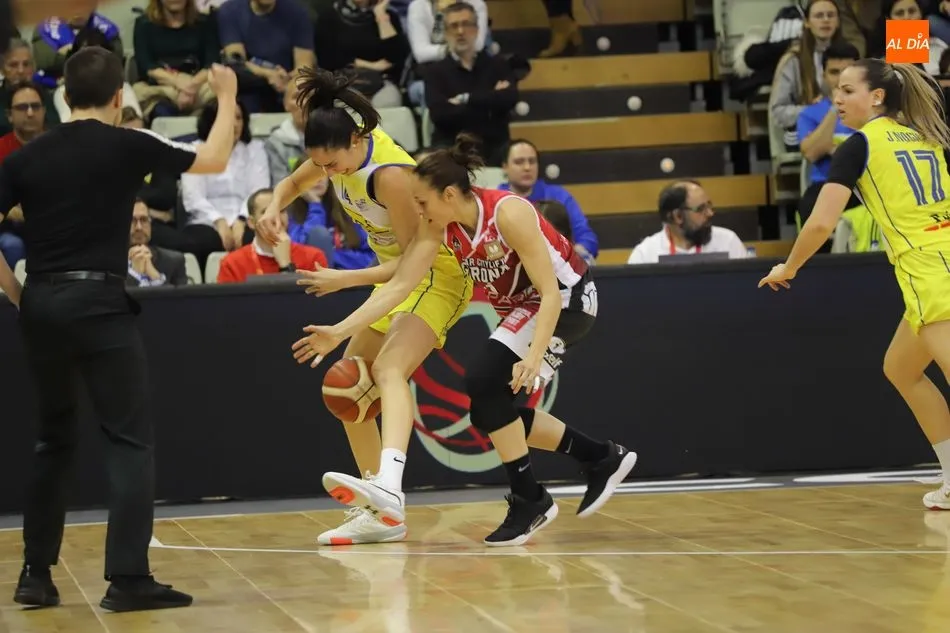 Foto 10 - El Uni Girona se mete en semis al vencer al Cad&iacute; La Seu en el derbi catal&aacute;n (56-51)