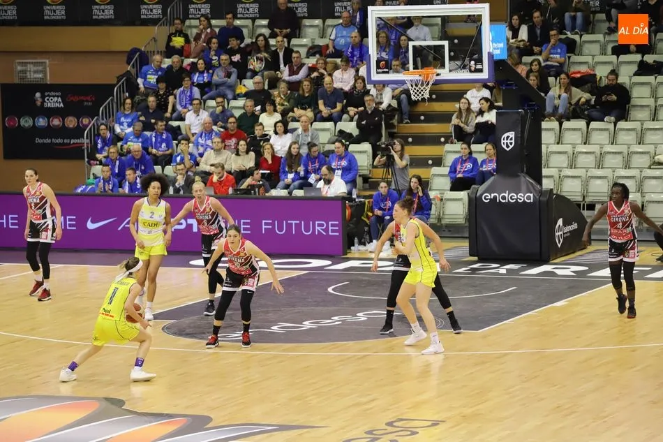Foto 8 - El Uni Girona se mete en semis al vencer al Cad&iacute; La Seu en el derbi catal&aacute;n (56-51)