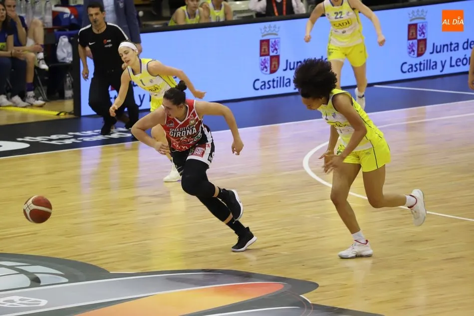 Foto 7 - El Uni Girona se mete en semis al vencer al Cad&iacute; La Seu en el derbi catal&aacute;n (56-51)
