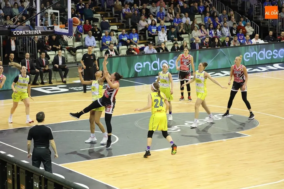 Foto 5 - El Uni Girona se mete en semis al vencer al Cad&iacute; La Seu en el derbi catal&aacute;n (56-51)