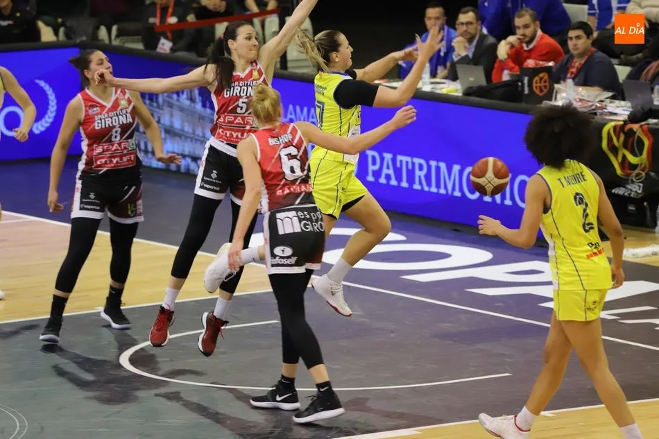 Foto 2 - El Uni Girona se mete en semis al vencer al Cad&iacute; La Seu en el derbi catal&aacute;n (56-51)