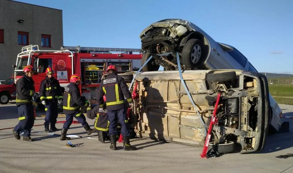 Los Bomberos realizan prácticas de excarcelación en accidentes de tráfico  
