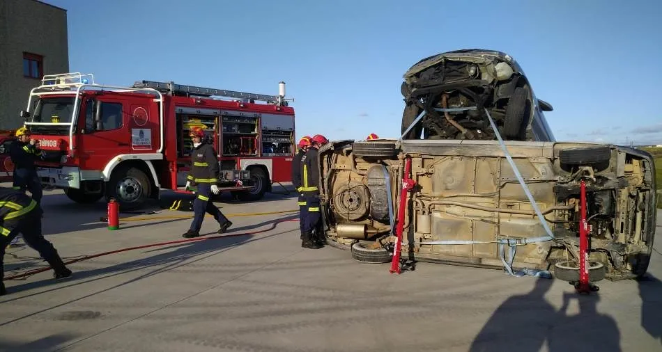 Foto 2 - Los Bomberos realizan pr&aacute;cticas de excarcelaci&oacute;n en accidentes de tr&aacute;fico  