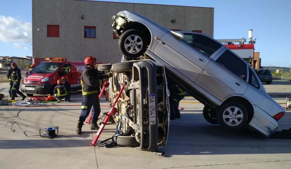 Foto 3 - Los Bomberos realizan pr&aacute;cticas de excarcelaci&oacute;n en accidentes de tr&aacute;fico  
