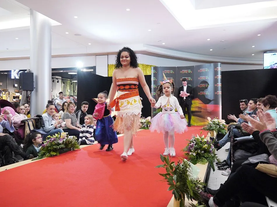 Medio centenar de personas desfilaron por una pasarela de cine