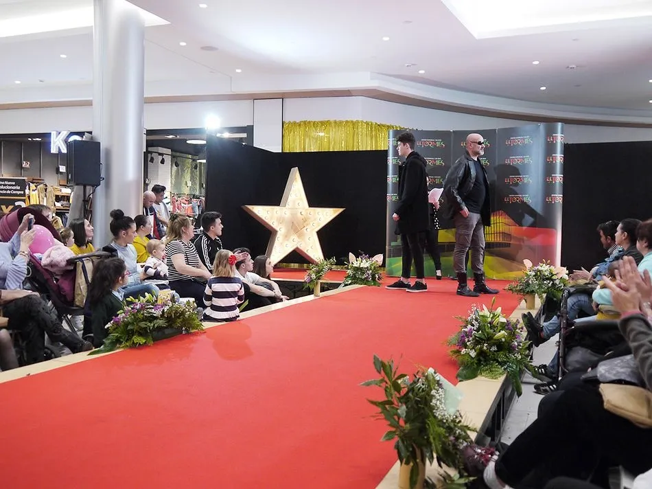 Foto 11 - La pasarela del Centro Comercial El Tormes se acerca un a&ntilde;o m&aacute;s al mundo del cine