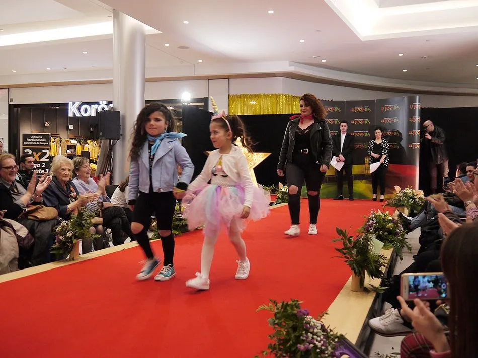 Foto 9 - La pasarela del Centro Comercial El Tormes se acerca un a&ntilde;o m&aacute;s al mundo del cine