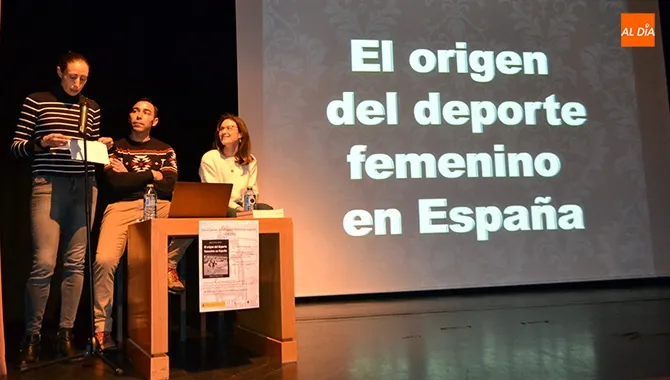la directora general de deportes, María Perrino, presentaba el libro ‘El origen del deporte femenino en España’ junto a escolares del IES Peñaranda