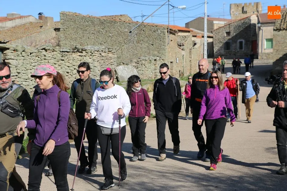 Cerca de 200 senderistas partían de la Plaza de Sobradillo en busca de El Buraco / FOTOS: ERNESTO MARTÍN Y M. C.