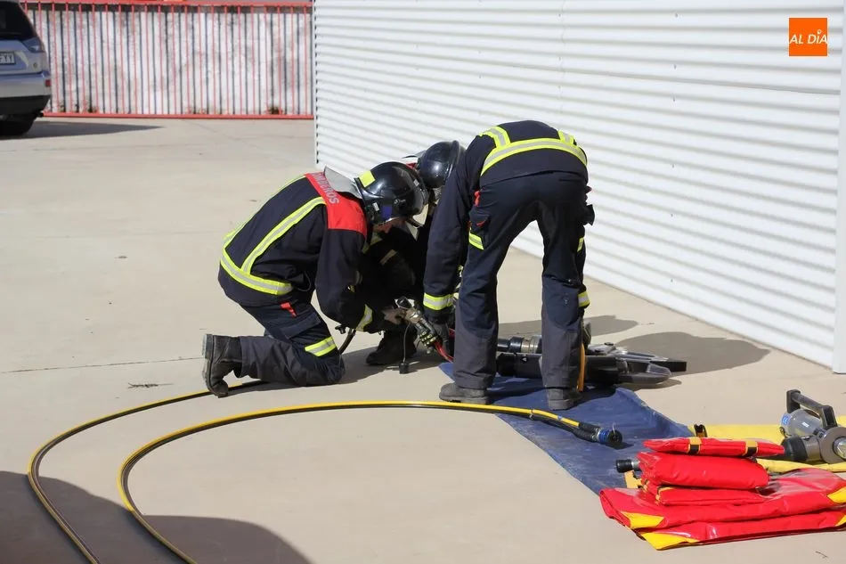 Foto 11 - Los bomberos de Vitigudino realizan una clase pr&aacute;ctica del uso de herramientas de excarcelaci&oacute;n  