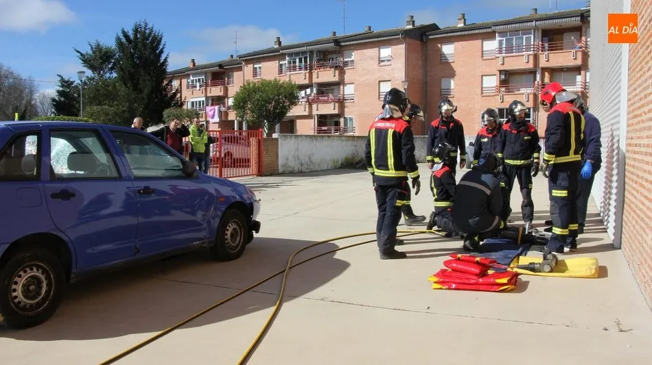 Foto 10 - Los bomberos de Vitigudino realizan una clase pr&aacute;ctica del uso de herramientas de excarcelaci&oacute;n  