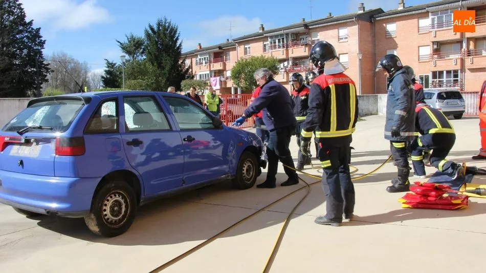Foto 9 - Los bomberos de Vitigudino realizan una clase pr&aacute;ctica del uso de herramientas de excarcelaci&oacute;n  