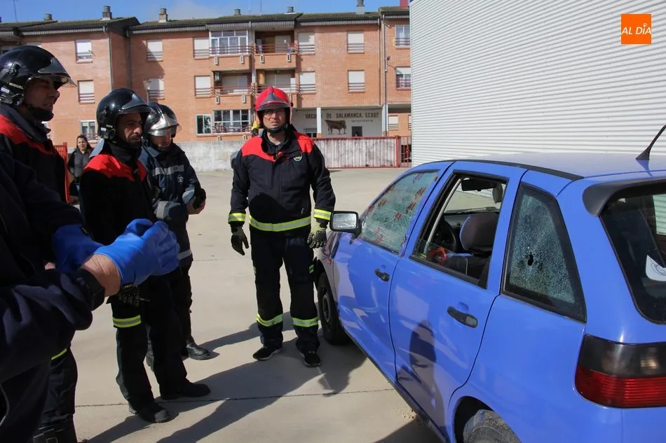 Foto 8 - Los bomberos de Vitigudino realizan una clase pr&aacute;ctica del uso de herramientas de excarcelaci&oacute;n  