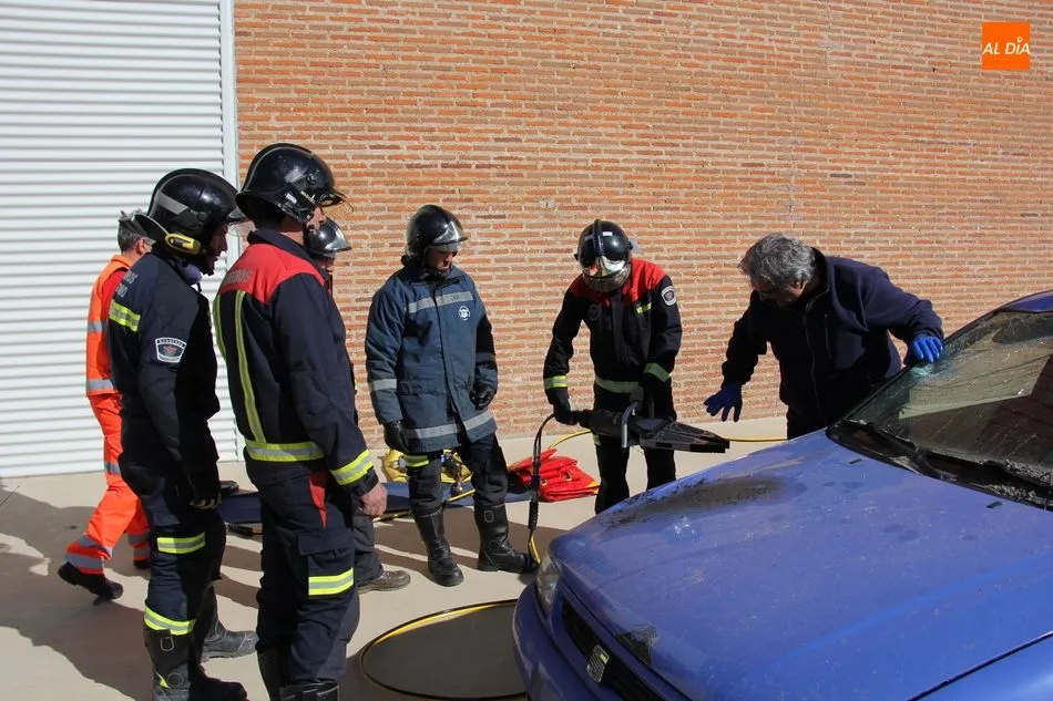 Foto 7 - Los bomberos de Vitigudino realizan una clase pr&aacute;ctica del uso de herramientas de excarcelaci&oacute;n  