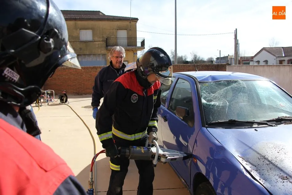 Foto 6 - Los bomberos de Vitigudino realizan una clase pr&aacute;ctica del uso de herramientas de excarcelaci&oacute;n  