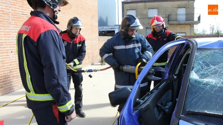 Foto 5 - Los bomberos de Vitigudino realizan una clase pr&aacute;ctica del uso de herramientas de excarcelaci&oacute;n  