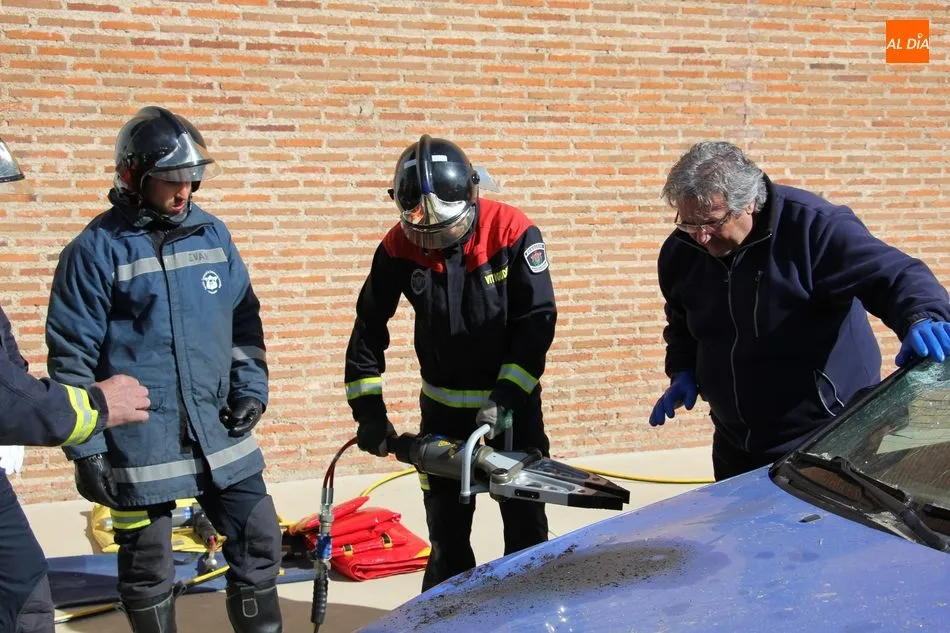 Foto 3 - Los bomberos de Vitigudino realizan una clase pr&aacute;ctica del uso de herramientas de excarcelaci&oacute;n  