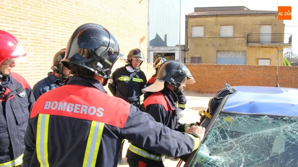 Foto 2 - Los bomberos de Vitigudino realizan una clase pr&aacute;ctica del uso de herramientas de excarcelaci&oacute;n  