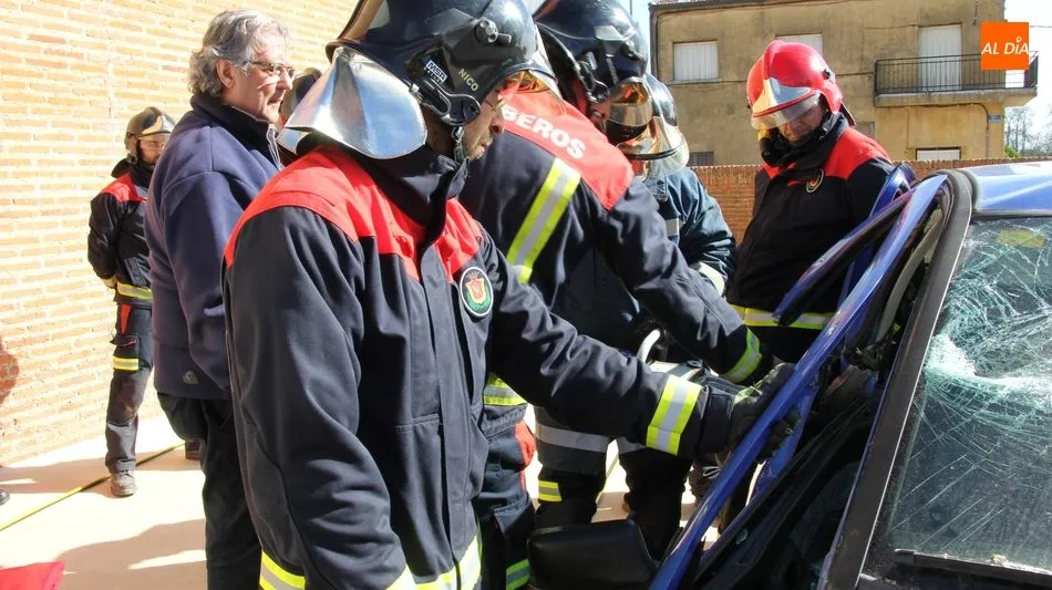 Los bomberos de Vitigudino realizan una clase práctica del uso de herramientas de excarcelación  