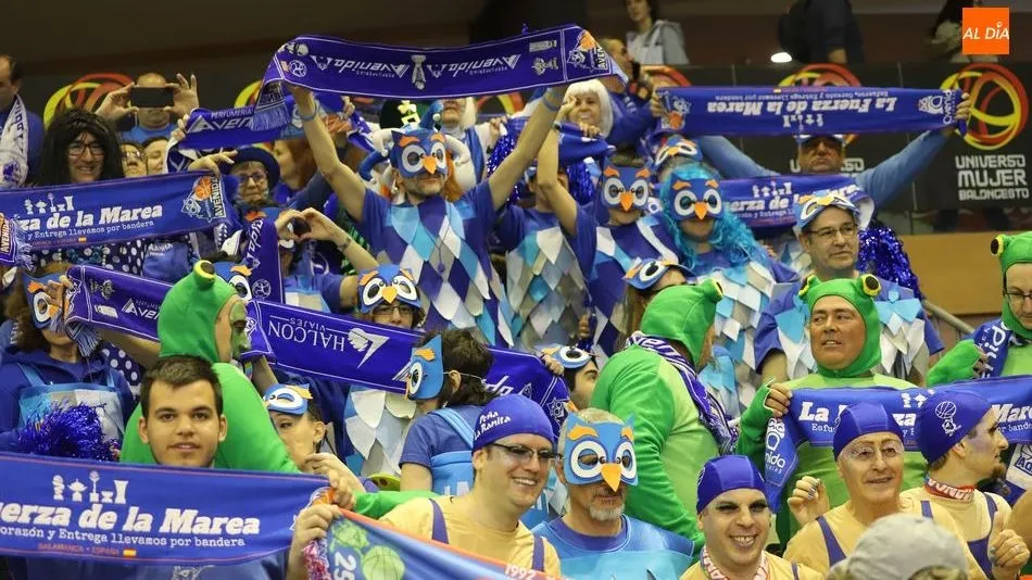 La Marea Azul alienta al Avenida / Lydia González