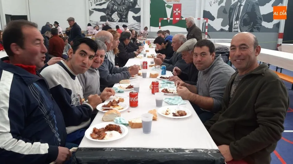 Foto 10 - Farinato, torreznos y chichas para los vecinos de Valdelosa
