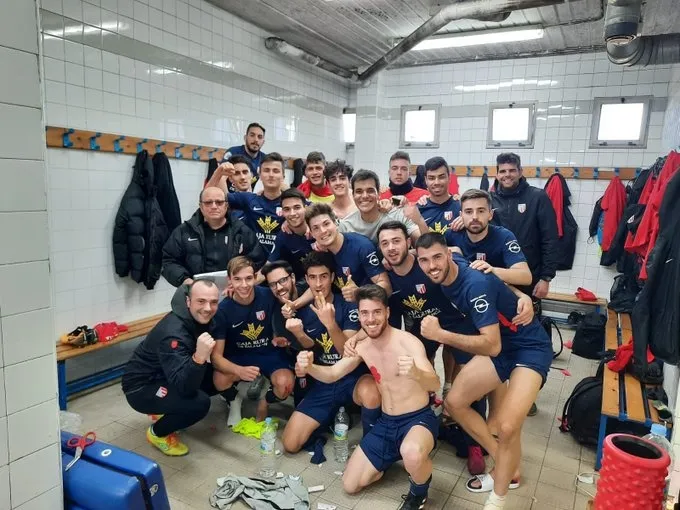 El equipo celebra el triunfo en el vestuario